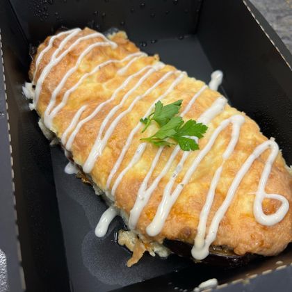 Лодочка из баклажана под чесночным соусом