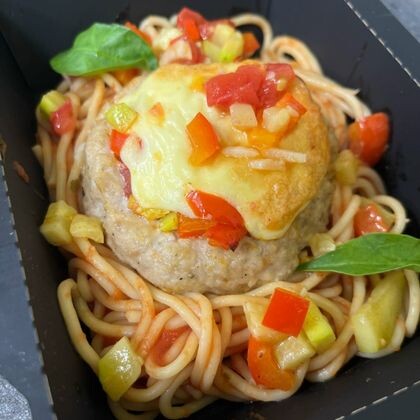 Спагетти в томатном соусе с мясной котлетой и овощами
